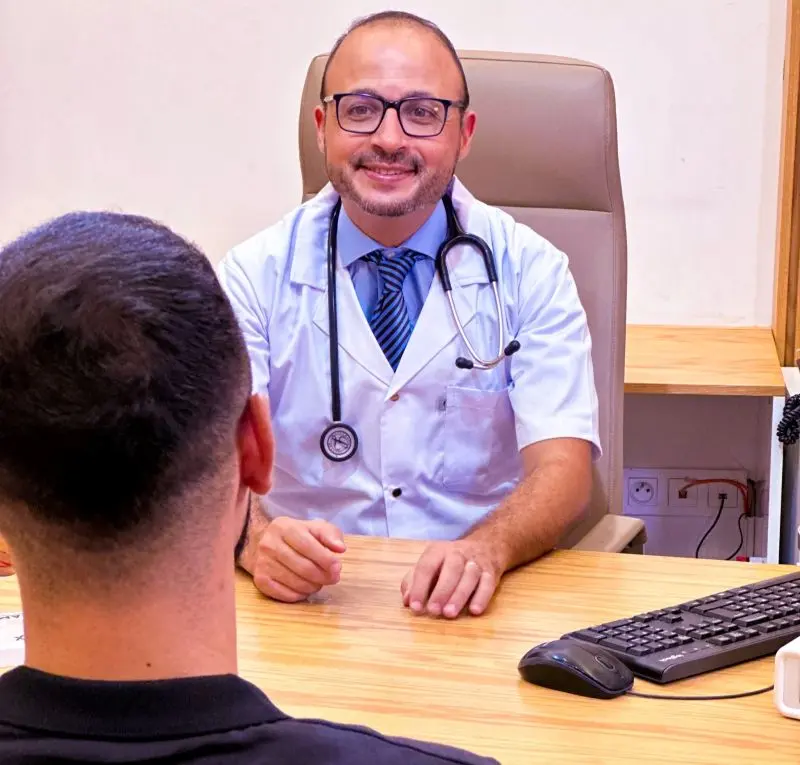 dr el alami youssef dans son cabinet de cardiologie à fès